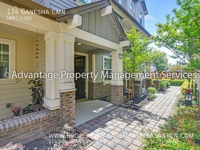 Building Photo - 4 bed, 3.5 bath, 1,710 sq. ft. townhouse