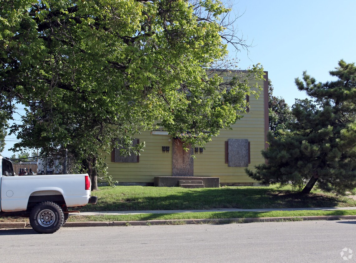 Building Photo - 1321 E 2nd St