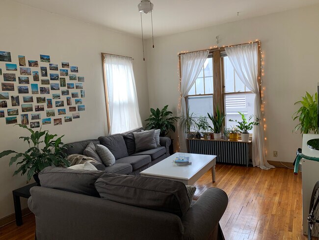 Sala de estar - 2120 Garfield Ave