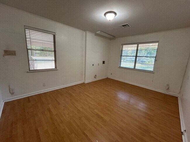 Building Photo - Charming 2-Bedroom, 1-Bath Home with Moder...