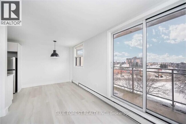 Photo du bâtiment - 931-931 Wonderland Rd S