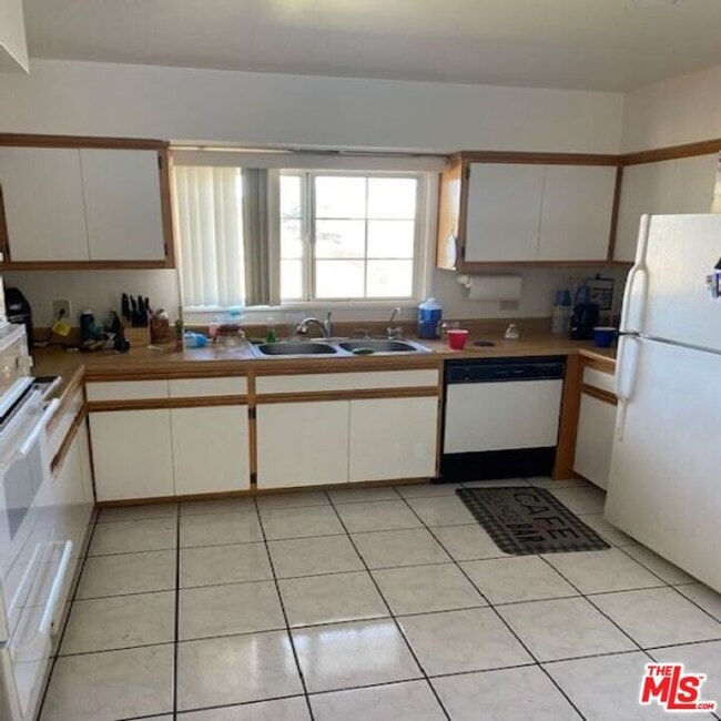 Foto del edificio - 9726 Tujunga Canyon Pl