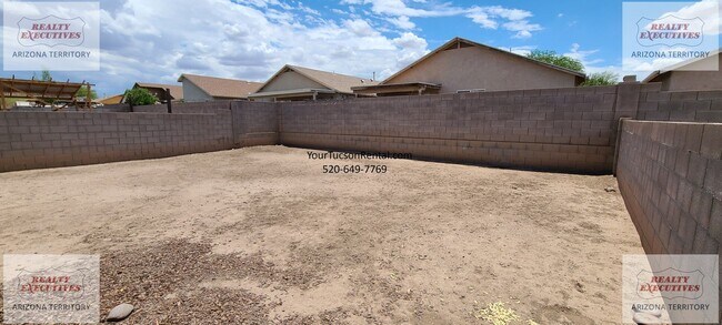 Foto del edificio - Valencia Rd & Headley Rd 3/2 - Coming Soon - All tile floors and updated kitchen