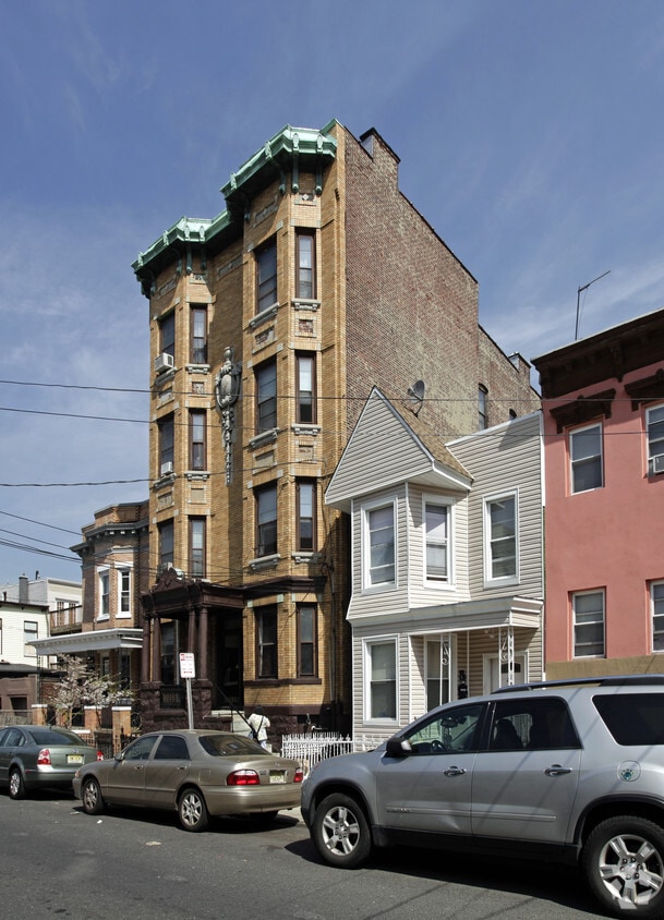 Building Photo - 44 Charles St