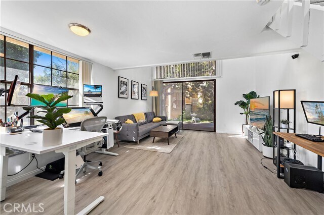 Building Photo - 165 Pineview