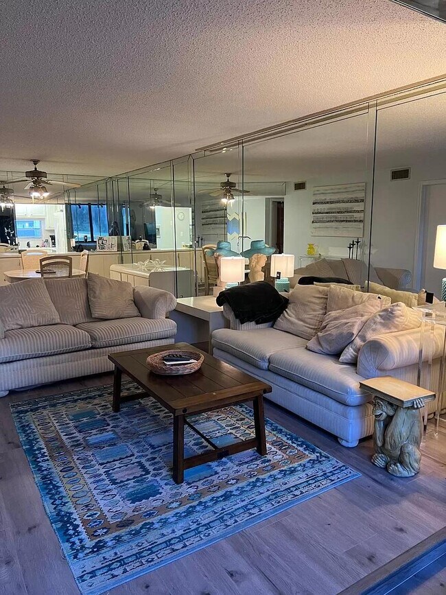 Foto del edificio - 300 S Hollybrook Dr