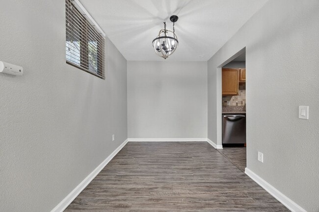 Foto del edificio - Upgraded 1 Bedroom Unit with Spacious Bedroom!