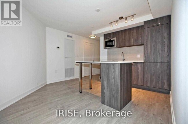 Photo du bâtiment - 576 Front St W