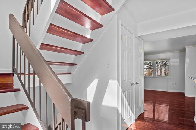Foto del edificio - Headline:  Spacious & Updated Townhouse in Prime Reston Location