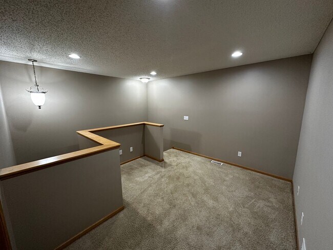 Building Photo - 2 Bed 2 Bath Bonus Den townhome
