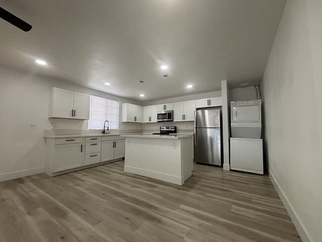 Building Photo - Fully remodeled and spacious 2 bed/2 bath with a den available- Las Vegas