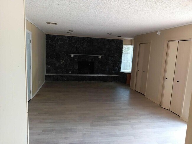 Foto del edificio - 839 E 2nd St