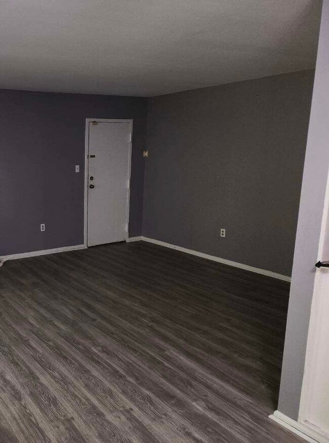 Loving room - 5400 85th Ave