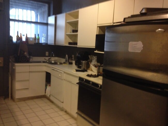 Building Photo - Uptown - 2 Bed / 2 Bath - Heat Included - Dog Friendly