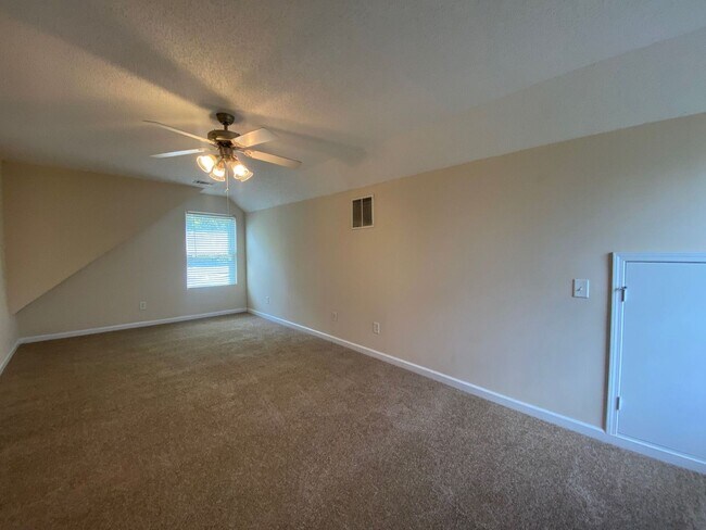 Building Photo - PRE-LEASING FOR AUGUST 2026- FENCED IN YARD!