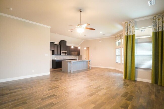 Building Photo - 800 Streetside Ln