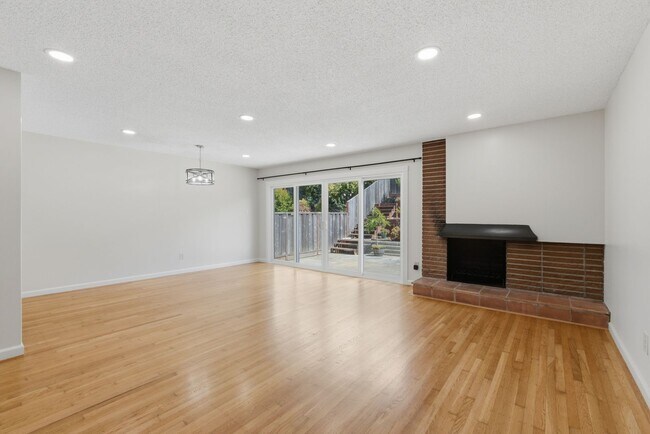 Foto del edificio - Spacious South San Francisco Home with Large Backyard, Garage & In-Unit Laundry