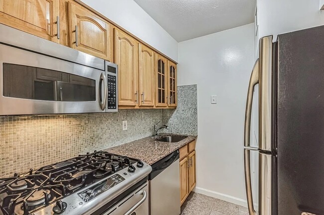 Building Photo - Modern Comfort in Every Corner