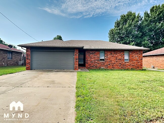 Building Photo - 1140 W Lindberg St