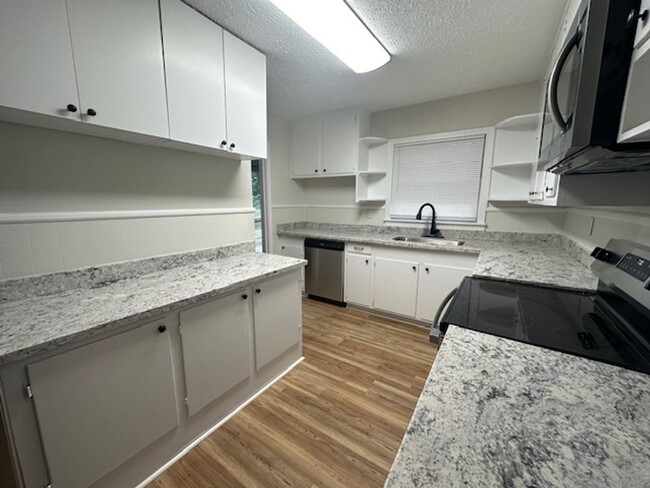 Building Photo - 3 Bedroom available for Rent in Brandon 39...