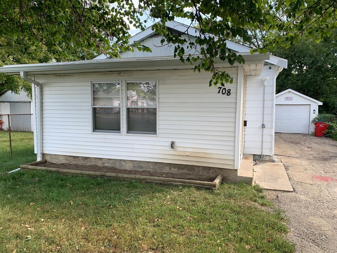 Foto principal - Single family home in Peoria Heights, 2 BR...