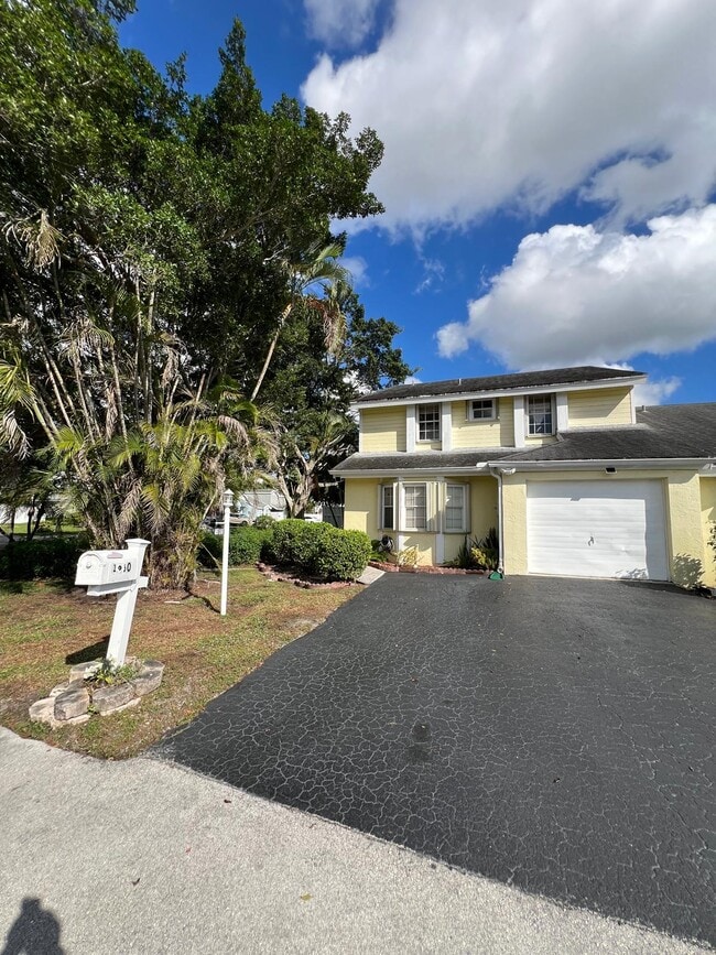 Building Photo - 1060 SW 111th Way