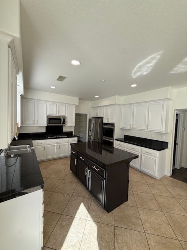 Building Photo - Very Nice 4 bedroom, 3 full bath home in much desired Lakeside neighborhood.