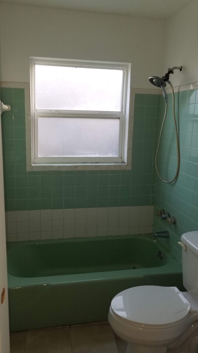 Foto del edificio - 443 Granada Blvd