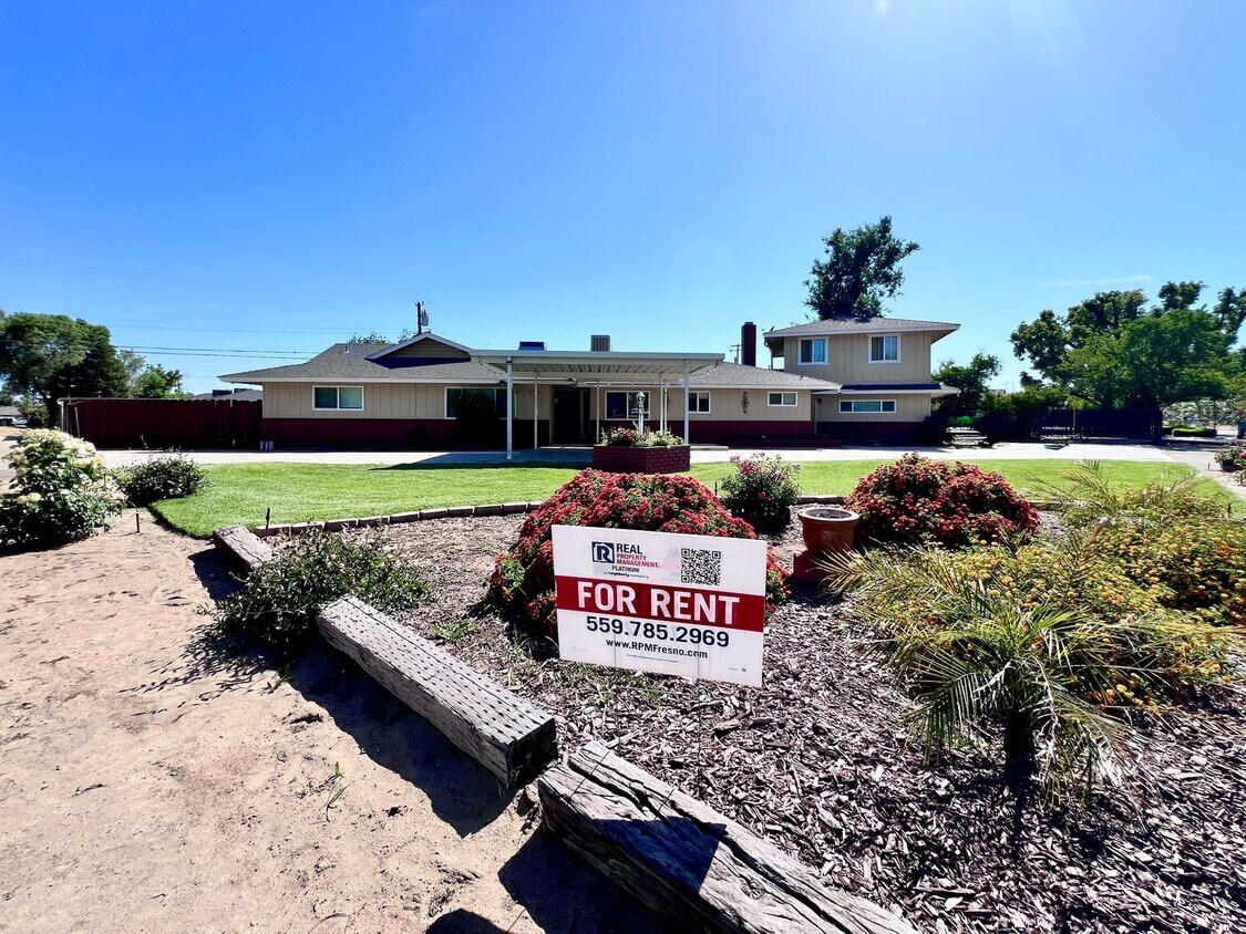 Foto principal - $2,395 Clinton & Maple, 3 Bedroom 2 Bathro...