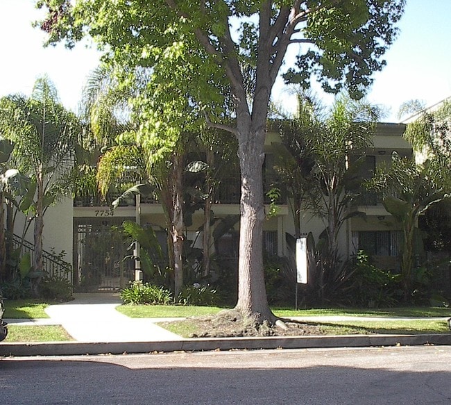 Paseo Court Apartments in Playa Del Rey, CA