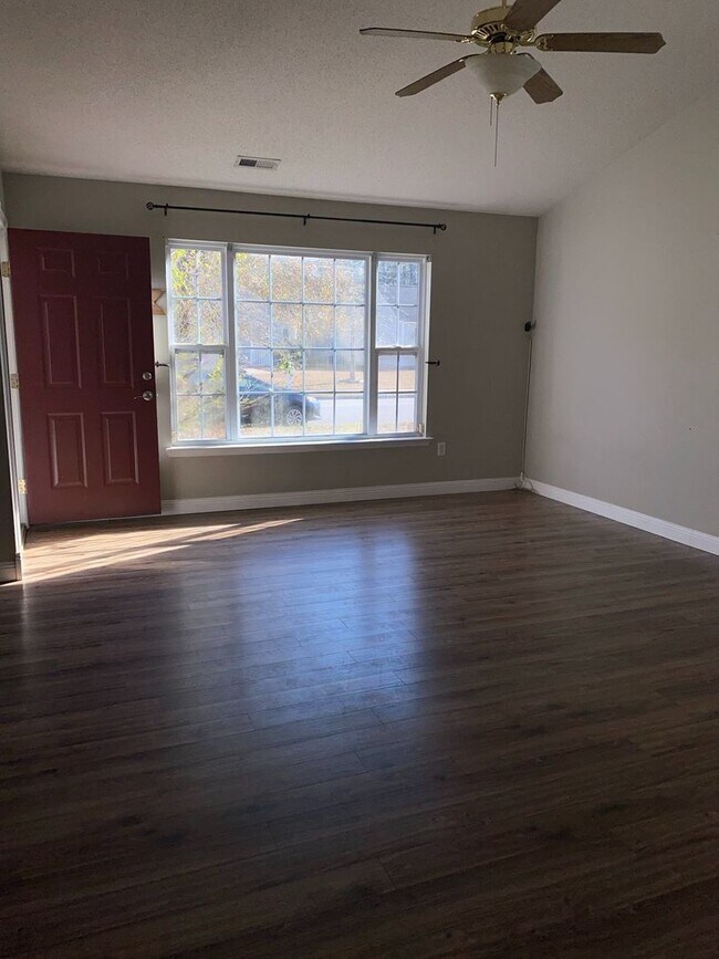 Foto del edificio - Three Bedroom Two Bath Home