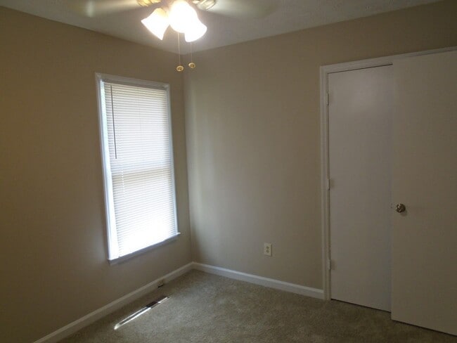 Building Photo - 912 Hollydale Ln