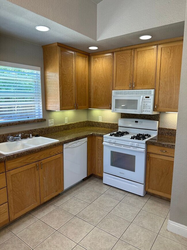 Foto del edificio - Charming 2 bed 1 bath home with modern amenities in prime downtown location!