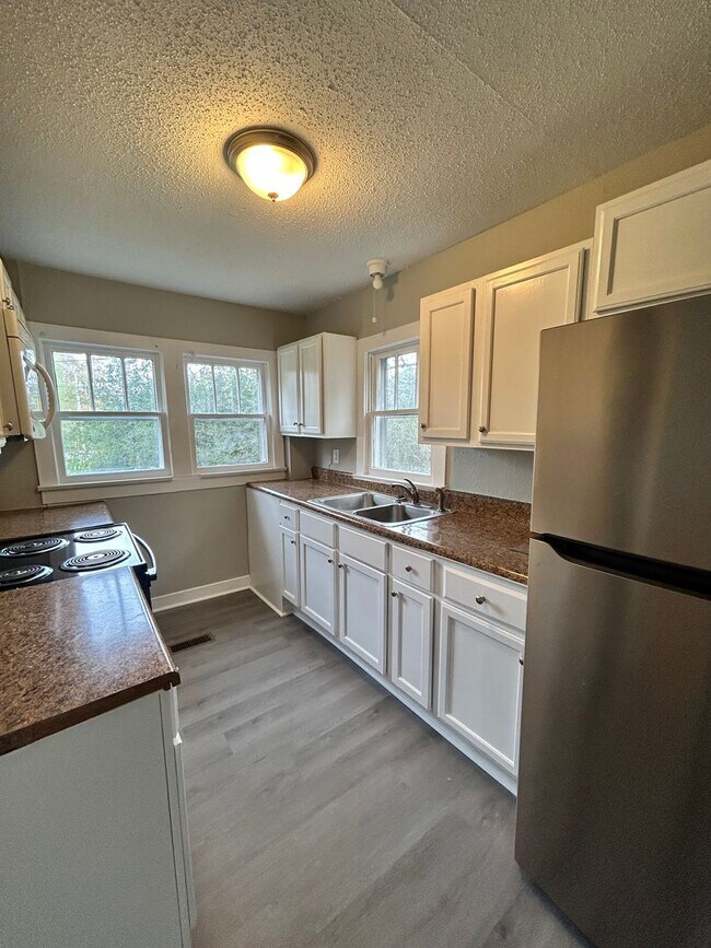 Foto del edificio - Charming 2 Bed, 1 Bath, Attached Carport a...