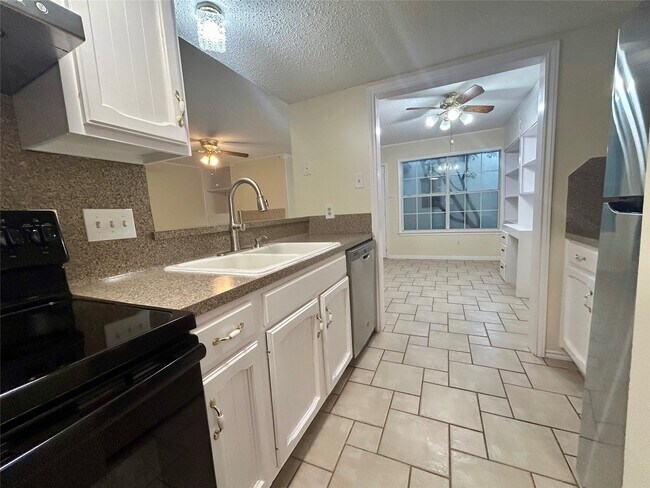 Foto del edificio - 2456 Country Club Dr