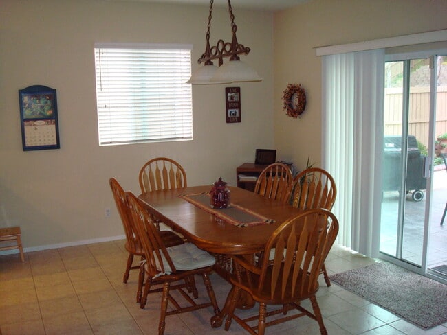 Foto del edificio - Large 3 bedroom home with loft and large b...