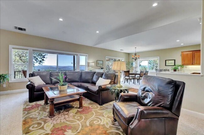 Foto del edificio - Lake View, 5 bedroom, 3 bath home in gated...