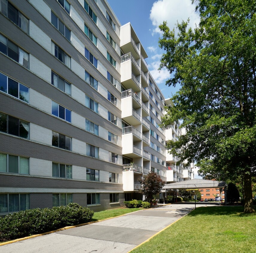 front of building - 4977 Battery Ln