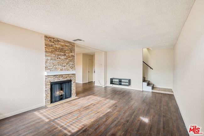 Gas Fire Place - 3827 W Avenue 41
