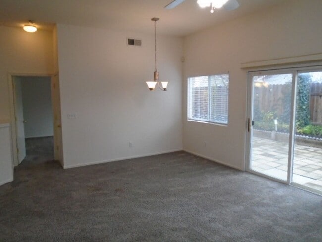 Building Photo - NICE SINGLE STORY 3 BEDROOM & 2 BATH IN DA...