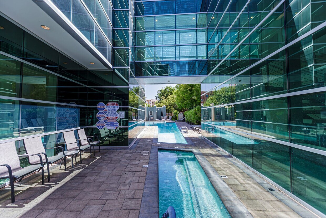 Primary Photo - Top Floor 2 Bedroom Condo Located in Manha...