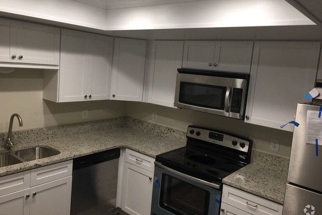 New kitchen w/granite & stainless appliances - 3213 Murrell Rd