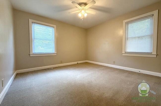 Foto del edificio - 121A White Oak Dr