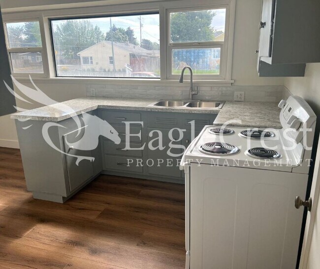 Building Photo - Charming 3 Bedroom, 1 Bath House with Fenc...