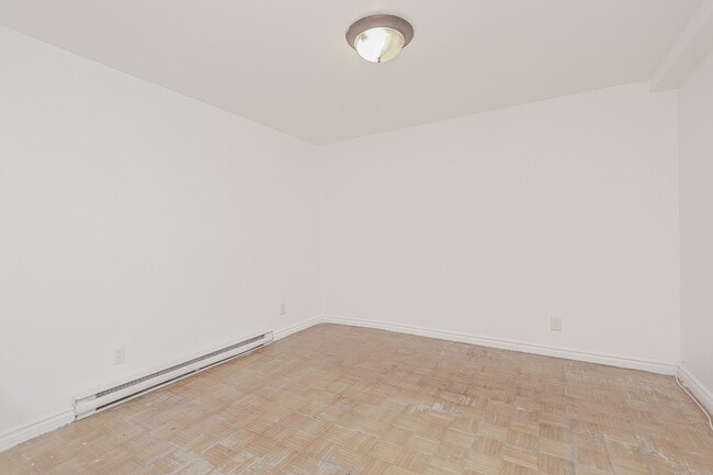 Building Photo - 5651 Boul Henri-Bourassa E