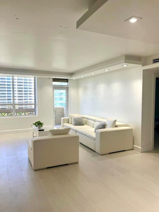 Building Photo - 10185 Collins Ave