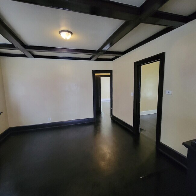 Foto del edificio - "Charming 3-Bed Oasis with Full Bath on East New York Street, Indianapolis!"