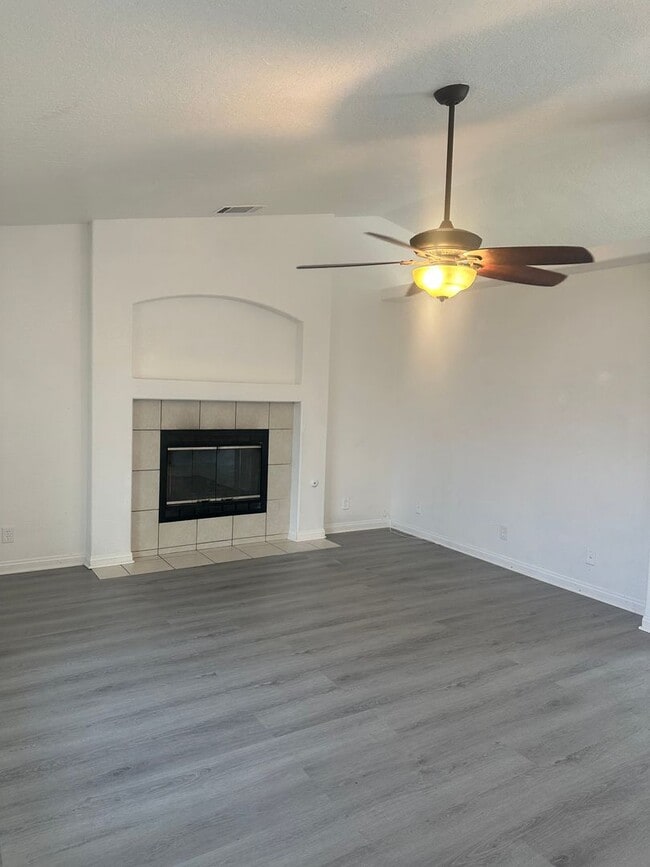 Building Photo - Charming 3 Bed, 2 Bath Home in Hesperia - Perfect for Your Family!