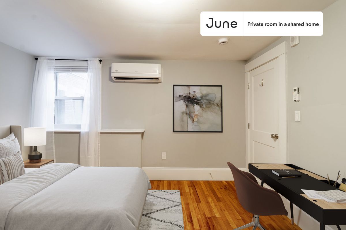 Foto principal - Private bedroom in 4 bed/2 bath Home