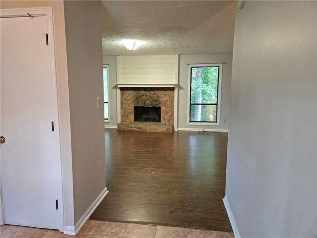 Foto del edificio - 2982 Hillwood Dr NW